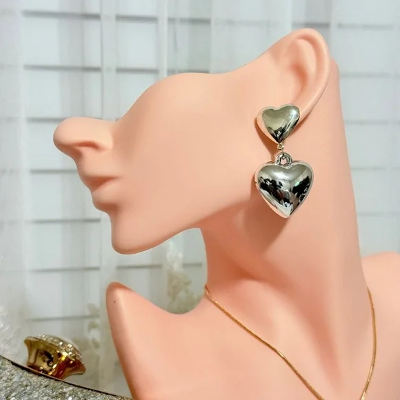 ⚜️ Silver Heart Drop Earrings - Picture 3 of 6